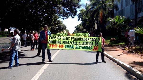 Cerca de quarenta ex-funcionários reclamavam por demissões em massa e salários atrasados