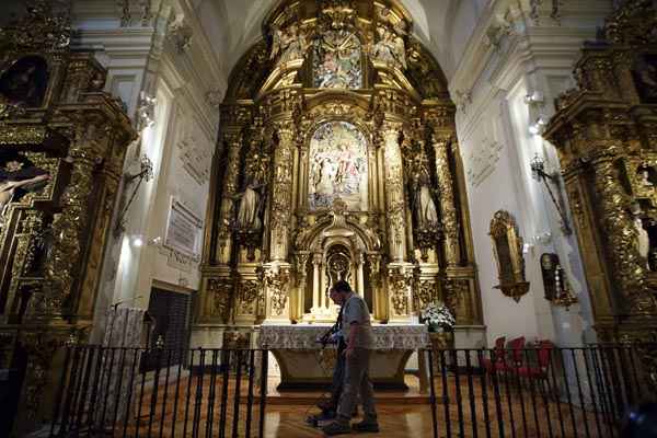 Especialistas usam radar para perscrutar o subsolo para encontrar os restos mortais do escritor espanhol Miguel de Cervantes, em Madrid