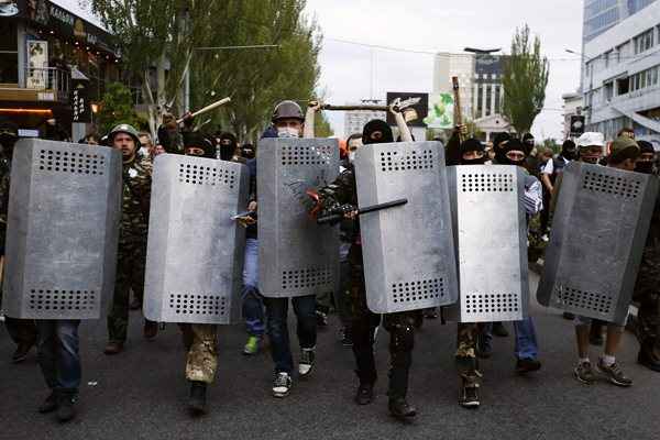 Manifestantes marcham durante passeata pró-Kiev em Donetsk