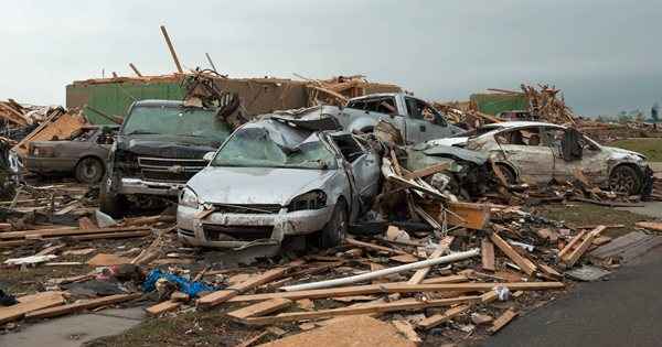 Carros ficaram destruídos após a passagem dos tornados no Arkansas