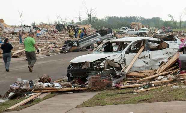 Tornados destruíram carros e casas no Arkansas