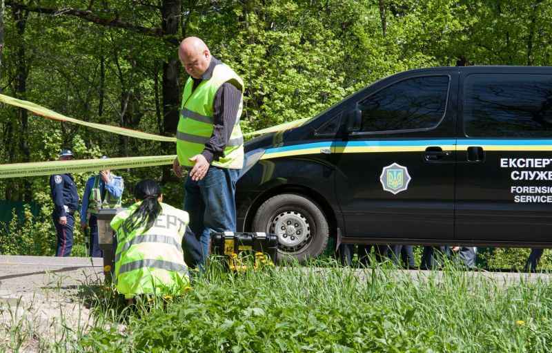 Peritos ucranianos examinam o local do atentado contra o prefeito de Kharkiv, no convulsionado leste