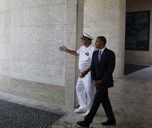 Barack Obama faz uma visita ao cemitério americano em Manila