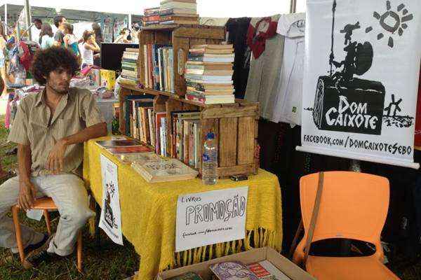 Promotores do sebo Dom Caixote levam acervo de obras a eventos ao ar livre