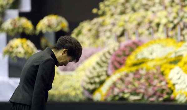 Presidente da Coreia do Sul faz homenagem às vítimas do navio naufragado passageiro Sewol, em Ansan