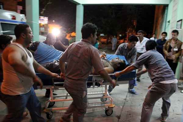 Vítima de ataque a bomba é levado de maca a hospital de Sulaimaniya, no Iraque