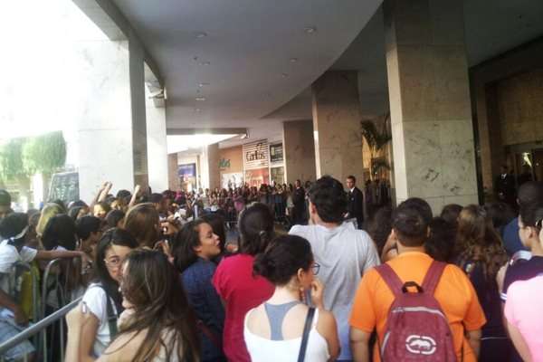 Alguns fãs esperam a cantora desde 14h