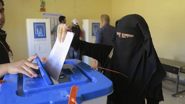 Uma mulher lança seu voto em um posto de votação durante as eleições parlamentares, na cidade de Ramadi