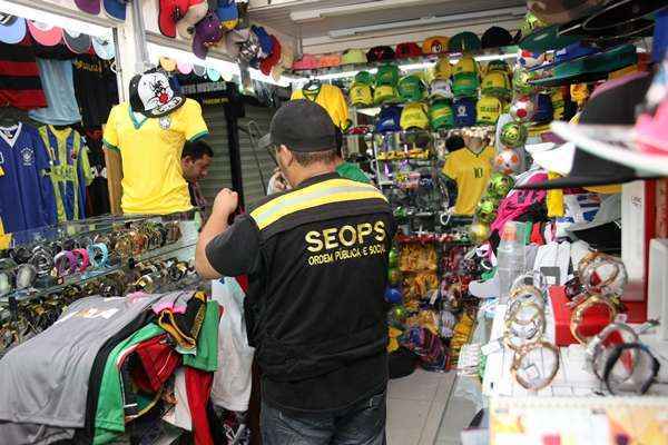 Agentes da Seops apreenderam cerca de três mil roupas falsificadas