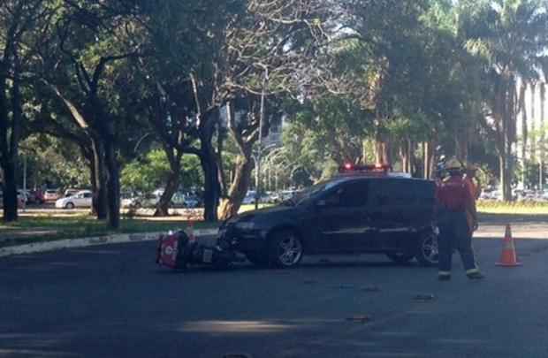 Com ferimentos na perna direita, o motociclista teve que ser encaminhado ao Hospital de Base de Brasília (HBB)