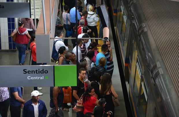 Passageiros têm que esperar para pegar um dos vagões cheios nas estações de matrô