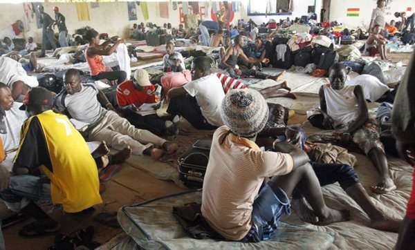 Foto de arquivo: Imigrantes haitianos acampados após travessia da fronteira do Brasil com a Bolívia em setembro de 2013