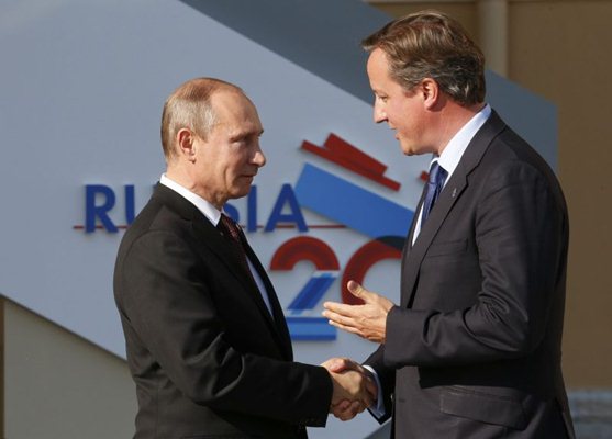 Presidente Vladimir Putin da Rússia (esquerda) e primeiro-ministro da Grã-Bretanha, David Cameron: crise na Ucrânia terá que ser resolvida de forma pacífica