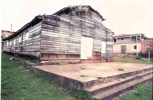 1996 - A igreja foi desativada e logo começou a ser reconstruída