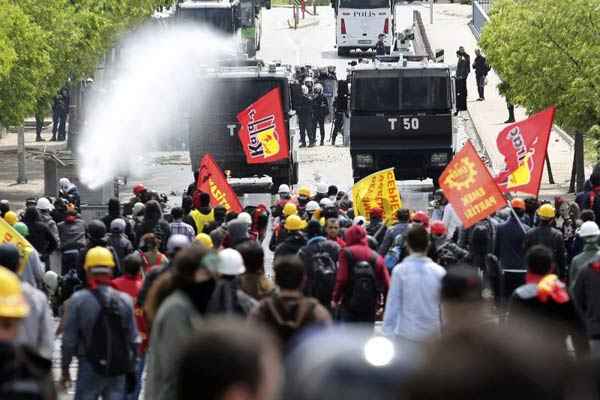 A polícia turca utilizou canhões de água e bombas de gás lacrimogêneo para dispersar centenas de pessoas que tentaram desafiar a proibição de se manifestar na praça Taksin