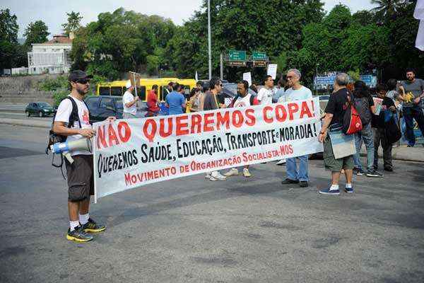 A concentração foi em frente à Fundação Instituto Oswaldo Cruz (Fiocruz), em Manguinhos, como forma de mobilizar os trabalhadores da comunidade ocupada pelas forças de segurança há mais de um mês