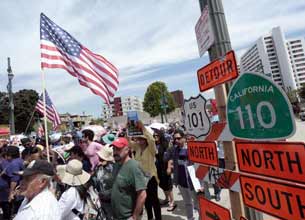 Pessoas marcham durante uma manifestação do Dia de Maio em Los Angeles, Califórnia