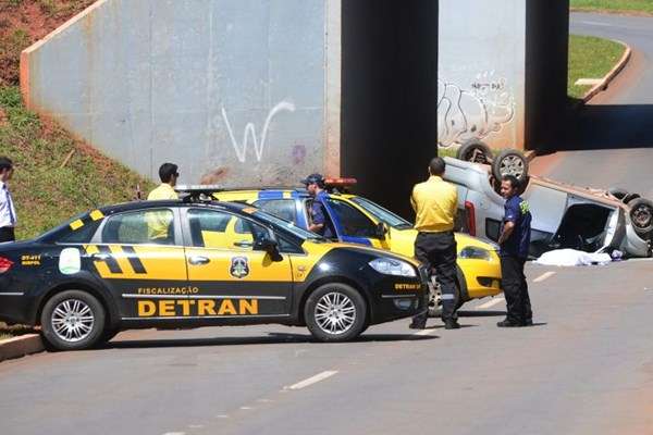 Agente do Detran organiza o trânsito na W3 Sul, próximo ao Pátio Brasil: diretor-geral do departamento admite deficit de pessoal