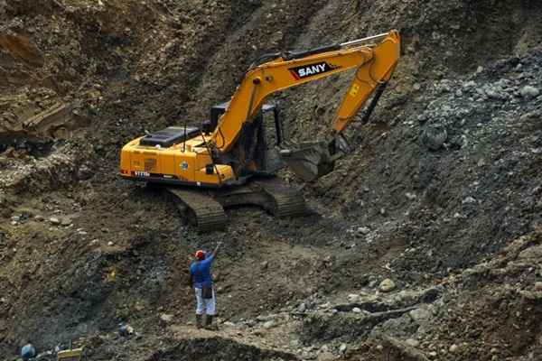 Retroescavadeiras trabalham na remoção de lama e pedras na mina ilegal de Santander de Quilichao: poucas esperanças de encontrar sobreviventes