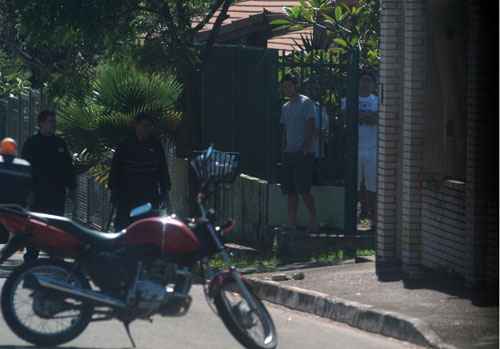 Movimentação em frente à casa alugada por Genoino no Jardim Botânico: almoço em família no feriado