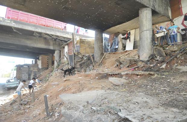 Moradores da Vila da Paz sobrevivem debaixo de viaduto