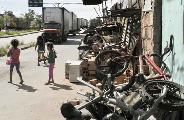 As famílias que viviam na Lótus foram receberam oficiais de Justiça, que davam o prazo de poucas horas para que elas retirassem os pertences das casas e desocupassem o imóvel