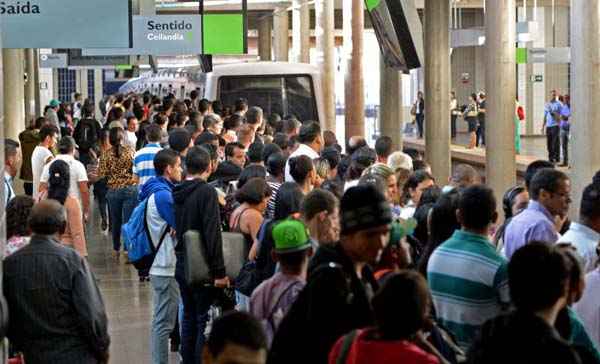 Esperas prolongadas faz estações ficarem lotadas durante greve