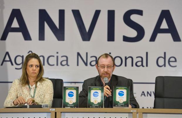 A gerente geral de alimentos da Anvisa, Denise Resende, anuncia selo e notas para alimentação na Copa 2014