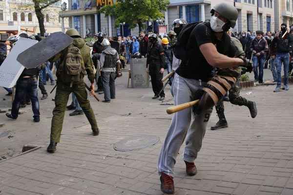 Ativistas pró-russos lançam objetos em partidários do governo de Kiev durante confrontos nas ruas de Odessa, no Sul da Ucrânia