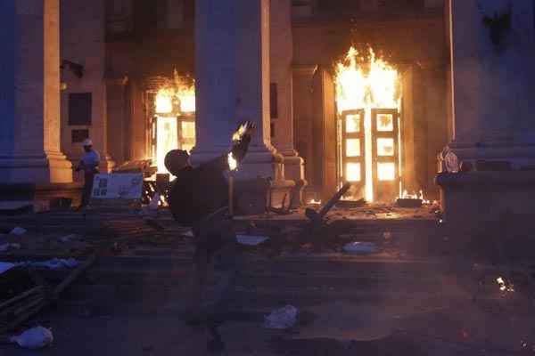 Manifestante joga bomba de gasolina em edifício sindical, em Odessa