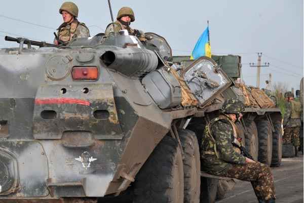 Soldados ucranianos fazem guarda em estrada entre Kramators e Slavyansk