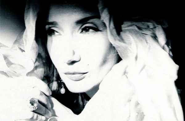 Cantora Zizi Possi lança o álbum 'Tudo se transformou'; confira