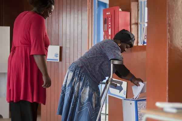 Mulher lança voto em urna no segundo dia especial das eleições, na Cidade do Cabo