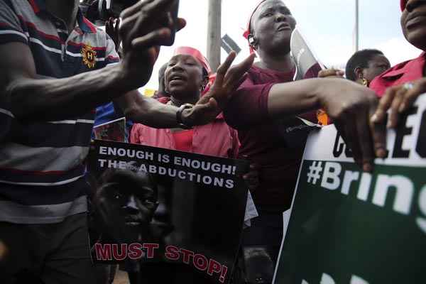 Protesto exige a libertação de meninas raptadas de aldeia de Chibok, em Lagos