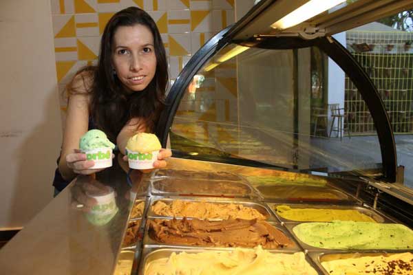 Dona de uma sorveteria especializada em frutos do cerrado, Anita elabora sabores, como amarula e alfajor, para homenagear as seleções