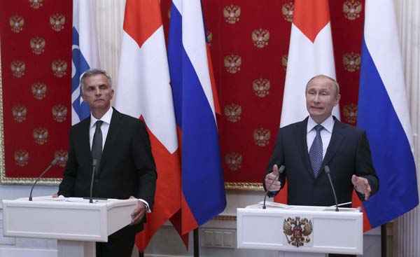 Ministro das Relações Exteriores, Didier Burkhalter, e Putin falam durante uma coletiva de imprensa após uma reunião com o presidente russo, no Kremlin, em Moscou