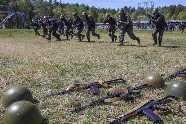 Militares participam de treinamento em base da Guarda Nacional da Ucrânia, perto de Kiev