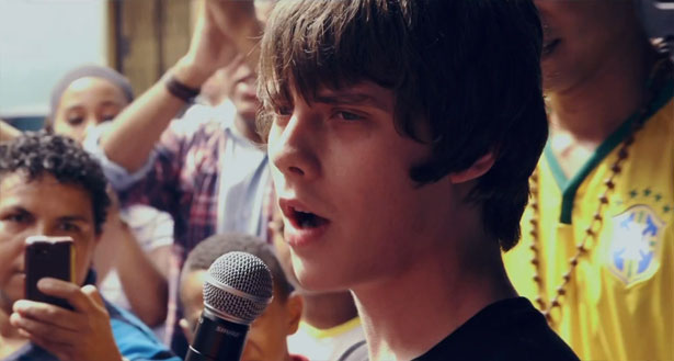 Jake Bugg esteve no Brasil em abril, quando se apresentou no Lollapalooza. Antes visitou comunidade na capital paulista