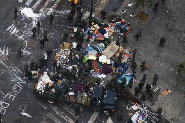 Guarda nacional da Venezuela desmantela acampamento de manifestantes anti-governo na frente de escritórios da ONU, em Caracas