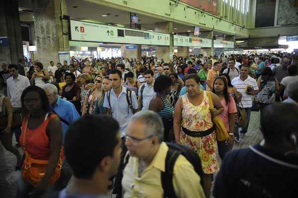 Com a greve dos rodoviários, movimentação de passageiros na Central do Brasil é intensa