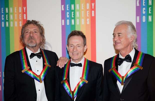 Robert Plant (E), John Paul Jones (C) e Jimmy Pag foram homenageados em 2012 no Kennedy Center Hall