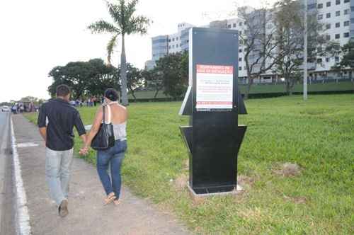 Totem perto do Sudoeste: as peças foram consideradas um foco de poluição visual e perigosas às pessoas pelo formato pontiagudo das laterais