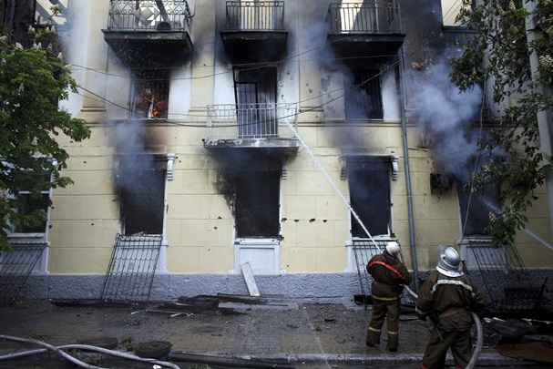 Bombeiros tenta apagar fogo em prédio sede da polícia