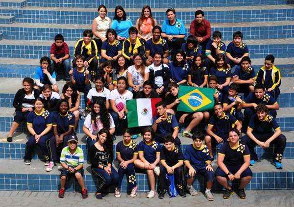 Jovens mexicanos em meio aos colegas do DF: brasilienses embarcam para o país norte-americano em setembro