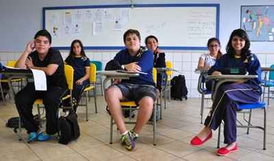 Kenneth, João Pedro e Isabelli (à frente) e Débora, Catherine e Andrea (ao fundo) dividiram a mesma sala de aula