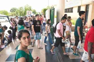 Estudantes do ensino médio chegam a colégio da Asa Norte para fazer o Enem de 2013: valor da inscrição será o mesmo do ano passado, R$ 35