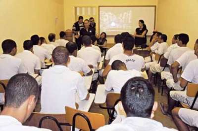 Por meio do Ensino de Jovens e Adultos, detentos do DF também são alfabetizados