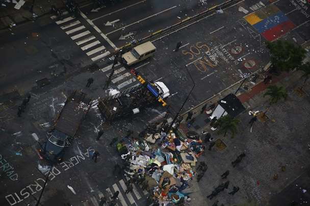 A polícia de choque venezuelana invadiu quatro acampamentos de estudantes de oposição em diferentes pontos da capital Caracas