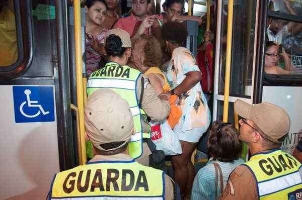 Cariocas enfrentam problemas na volta para casa nesta quinta-feira (08) por causa da greve dos rodoviários que paralisou parte da frota de ônibus. A Polícia Militar e a Guarda Municipal fazem a segurança no local