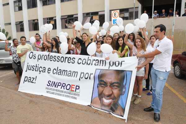 Estudantes e professores protestam em frente ao Fórum de Planaltina